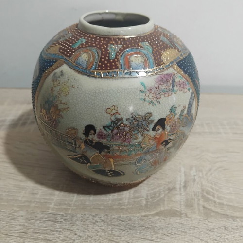 Decorative vase in Japanese style inspired by Satsuma used