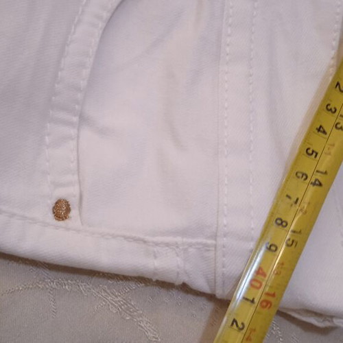 Denim Dreams white pants like new, elastic fabric with embroidery