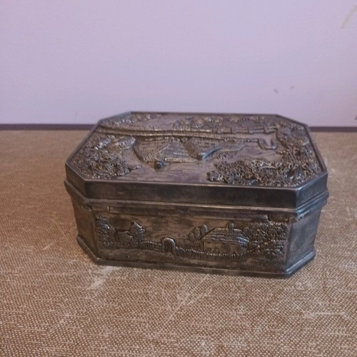 Embossed jewelry box 15x10x6 cm like new