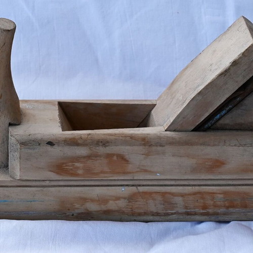 Wooden plane used with horn handle and adjustable blade depth