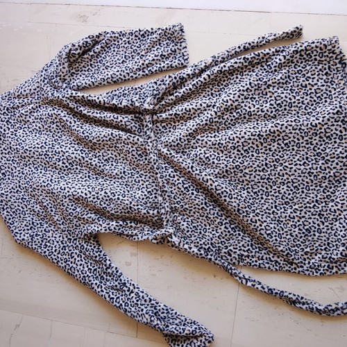 Cool women's cotton fleece bathrobe with leopard print, size M