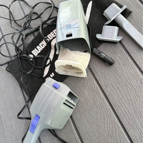 Black & Decker AV2 autovac 12V car vacuum cleaner used with case and nozzles