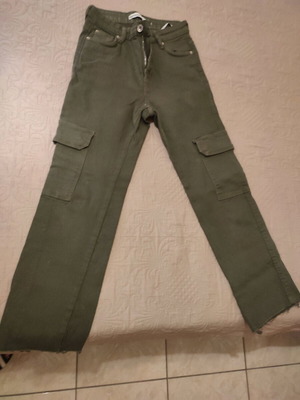 Bershka τζιν cropped cargo χρώμα λαδί μέγεθος 34 σε άριστη κατάσταση