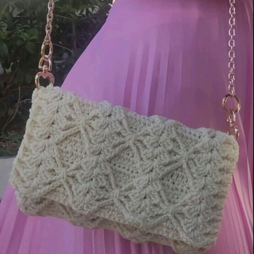 Handmade beige knitted shoulder bag with metal chain