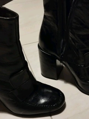 Paola Ferri black ankle boots like new with thick heel and zippers