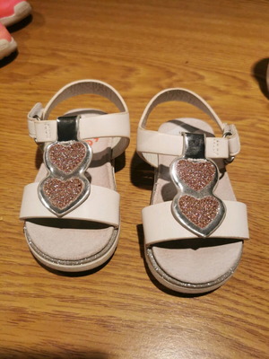 White leather baby sandals with silver details size 20 like new
