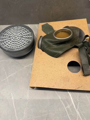 Γερμανική αντιασφυξιογόνος μάσκα Β’ ΠΠ μεταχειρισμένη, πλήρες σετ με κουτί