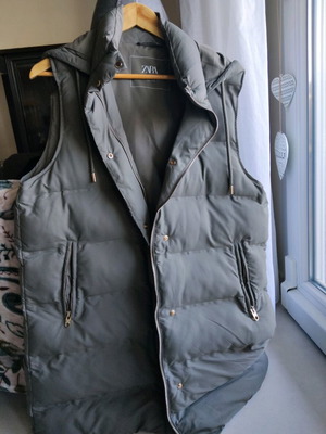 Zara sleeveless jacket like new, khaki with hood XL