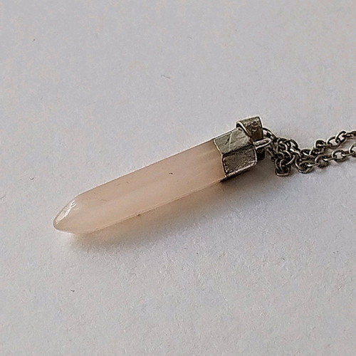 Rose quartz pendant necklace new, natural stone