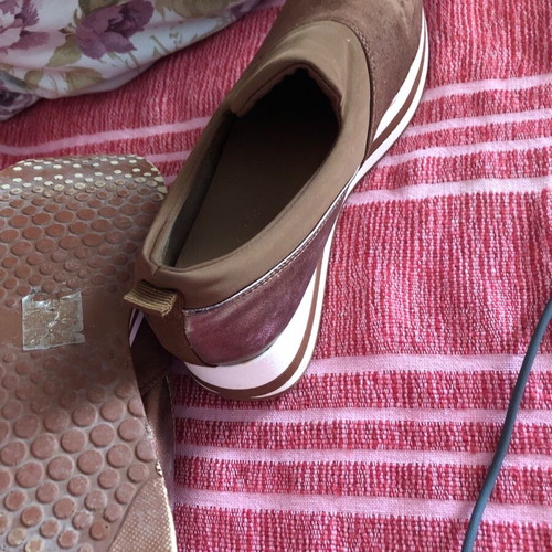 Closed shoes size 39 in beautiful tan bronze color like new