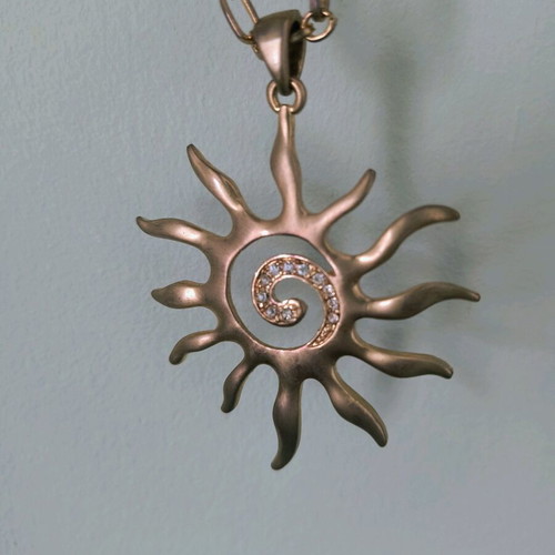 Sun-shaped pendant necklace like new