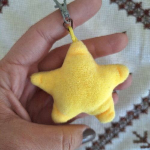 Star-shaped smiley keychain like new, yellow plush emoji