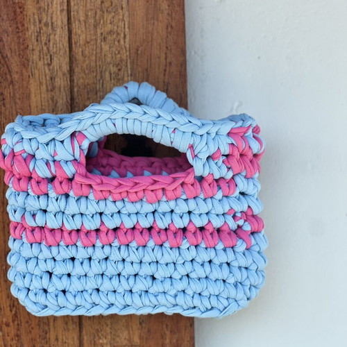 Two-tone knitted handbag blue with pink details