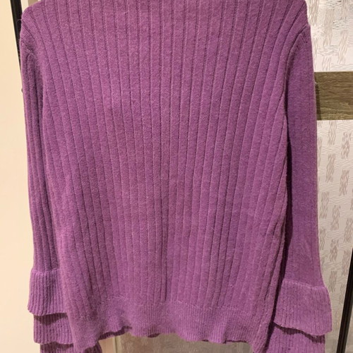 V-neck pullover like new, purple, with distinctive sleeves, size M