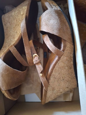 Ugg Australia platform sandals size 39 like new, brown