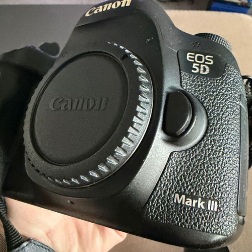 Canon 5D Mark III full-frame camera, 22 megapixels