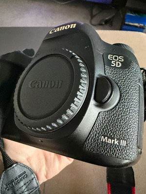 Canon 5D Mark III full-frame camera, 22 megapixels