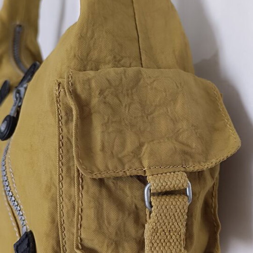 Kipling shoulder bag like new, waterproof fabric, gold color
