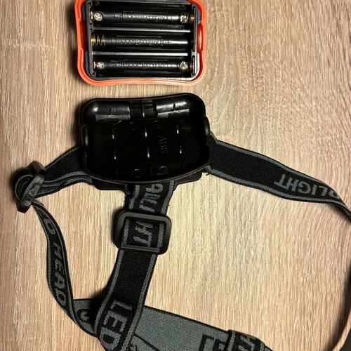 Salomon Headlamp like new, powered by 3 AAA batteries