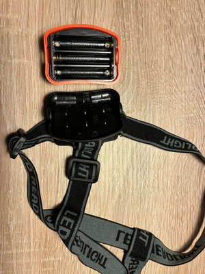 Salomon Headlamp like new, powered by 3 AAA batteries