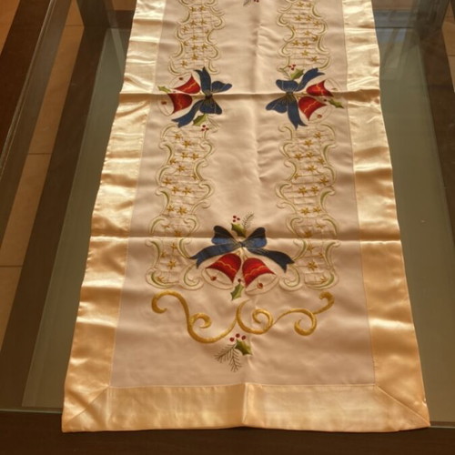 Christmas table linens set like new, 5 pieces