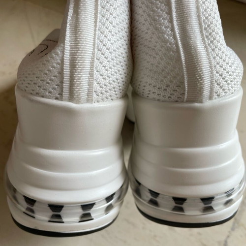 Chunky sneakers with embroidery like new, soft insole