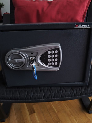 Budget Safe with Electronic Code and Key like new