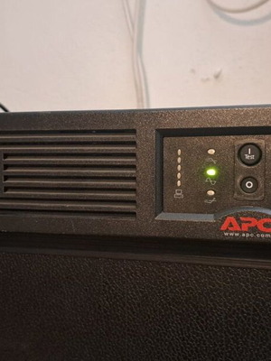 APC Smart-UPS SUA1500RMI2U ανακατασκευασμένο με καινούργιες μπαταρίες