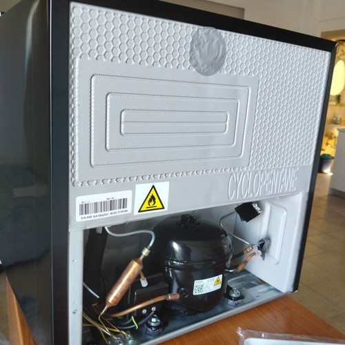 Mini bar fridge like new, single door