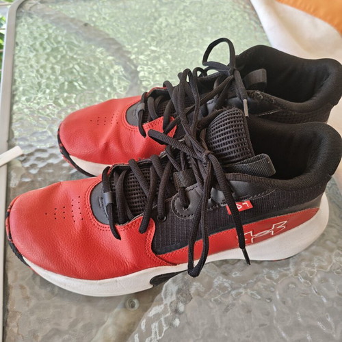 Under Armour Lockdown 7 kids basketball shoes used, red and black