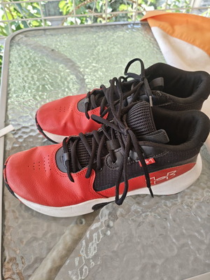 Under Armour Lockdown 7 kids basketball shoes used, red and black