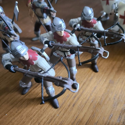 Knight figures set like new, 16 pieces with dragon