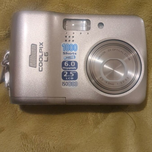 Nikon Coolpix L6 camera with 128MB memory card and case