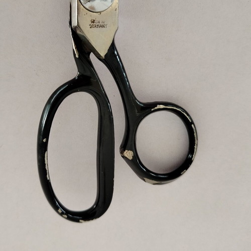 Sewing scissors used with serrated blades for zigzag cutting Solingen Prazision Sandkaulen