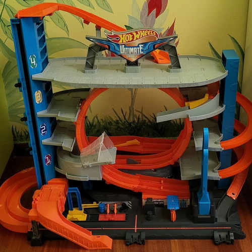 Hot Wheels Ultimate Garage with Shark, like new
