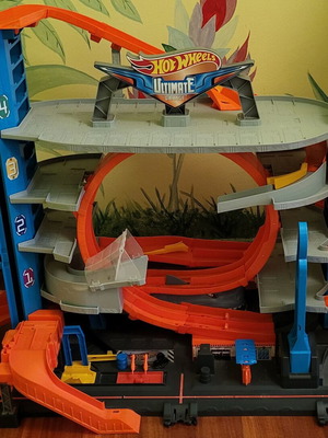 Hot Wheels Ultimate Garage with Shark, like new