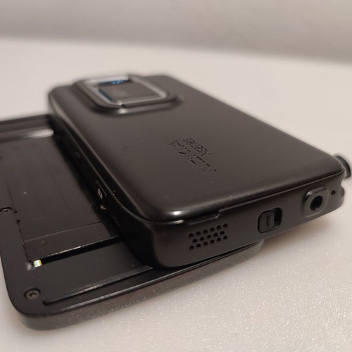 Nokia N-900 used, fully functional but does not charge, with charger