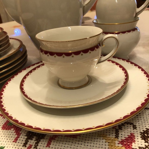Porcelain serving set like new, 6 plates, cups, jug, sugar bowl, creamer