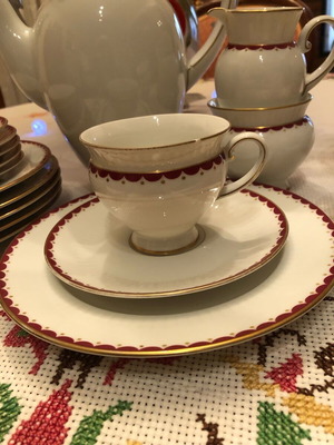 Porcelain serving set like new, 6 plates, cups, jug, sugar bowl, creamer