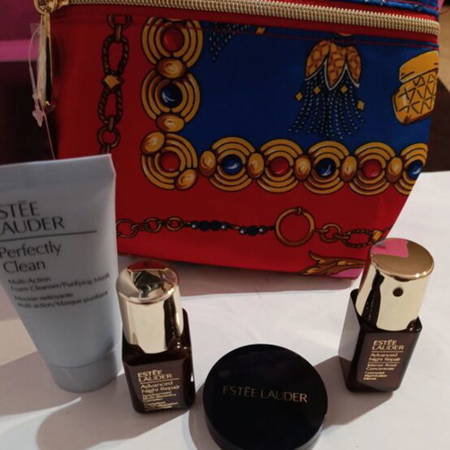 Estée Lauder set of 5 items with cosmetic bag, new