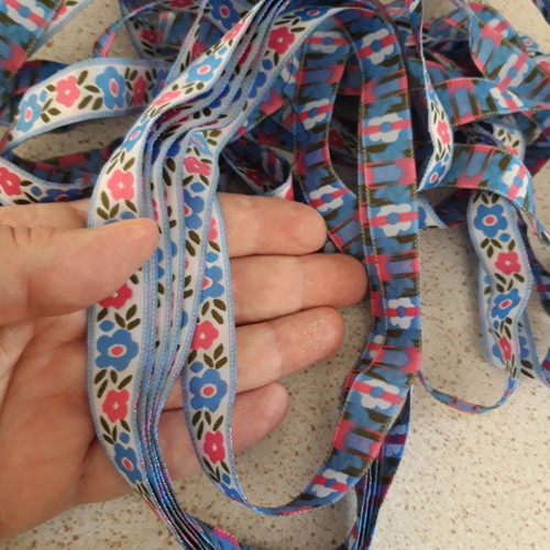 Floral trim new, over 8 meters, 2 cm width