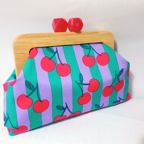 Handmade shoulder bag with chain and thick lining