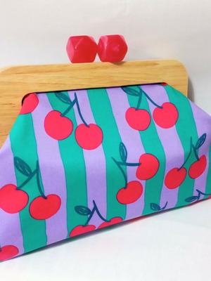 Handmade shoulder bag with chain and thick lining