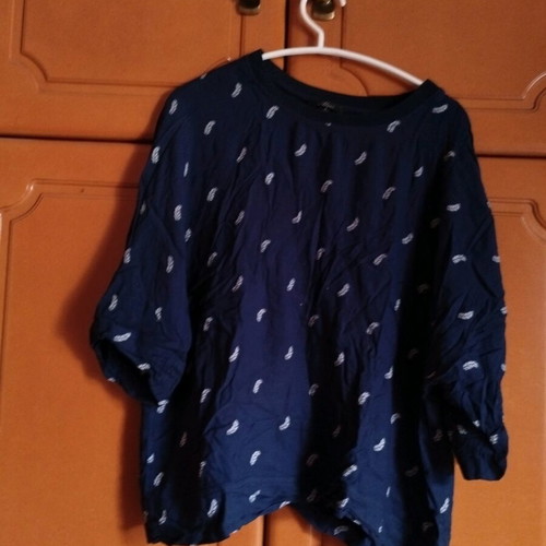 Blue short-sleeve blouse with white feather pattern like new, size M