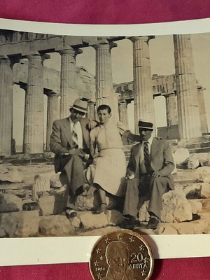 Vintage ασπρόμαυρη φωτογραφία Ακρόπολη Παρθενώνας Αθήνα με παρέα