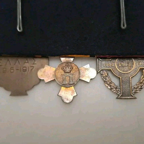 Barrette with 3 medals and award like new