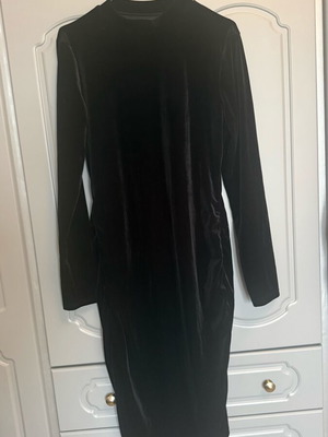 Velvet dress Shein black like new with side ruching
