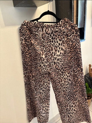 Leopard print pants used, one size, black and brown