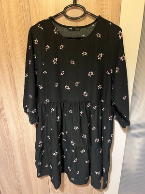 Sinsay dress XL new, black with floral print