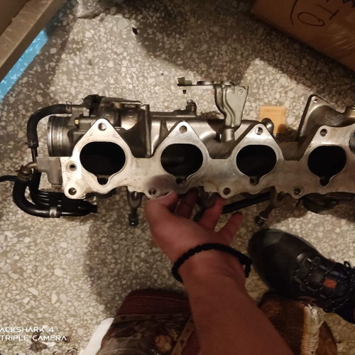 Honda S2000 intake manifold like new without throttle